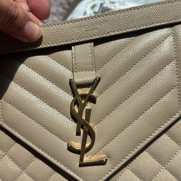 ENVELOPE MEDIUM IN QUILTED GRAIN DE POUDRE EMBOSSED LEATHER
DARK BEIGE - Picture 10 of 10